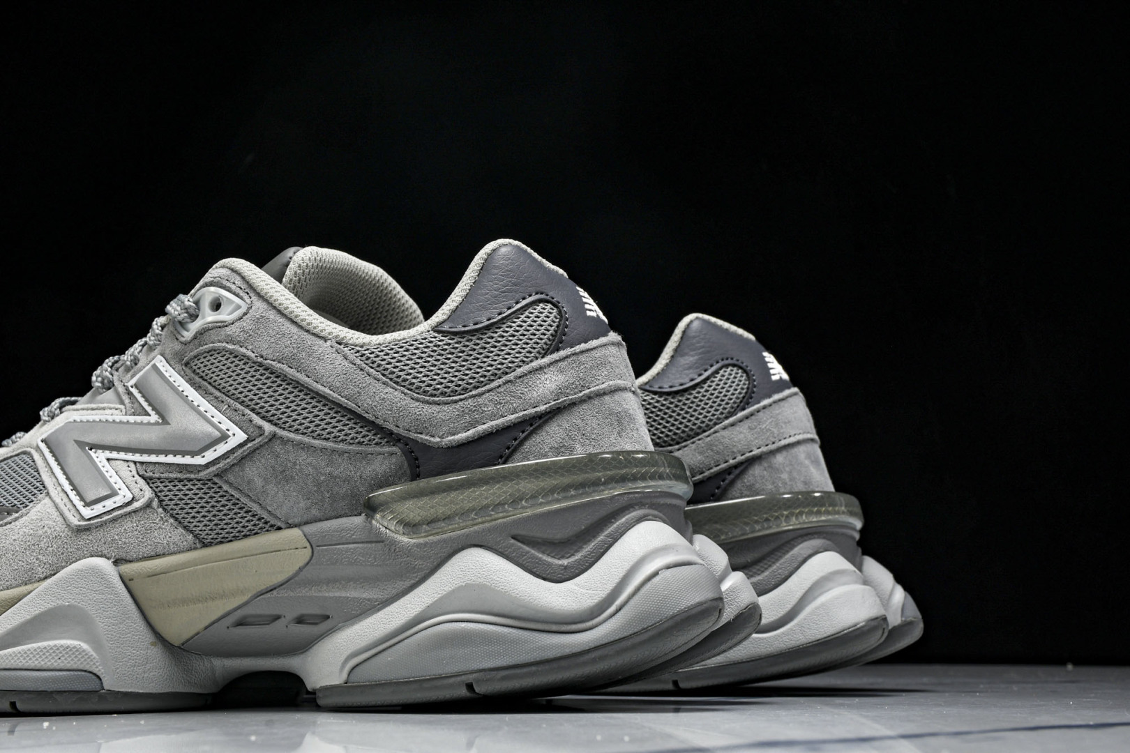 NB9060 尺码36-46.5

纯原版出品-New Balance NB9060 复古休闲运动慢跑鞋