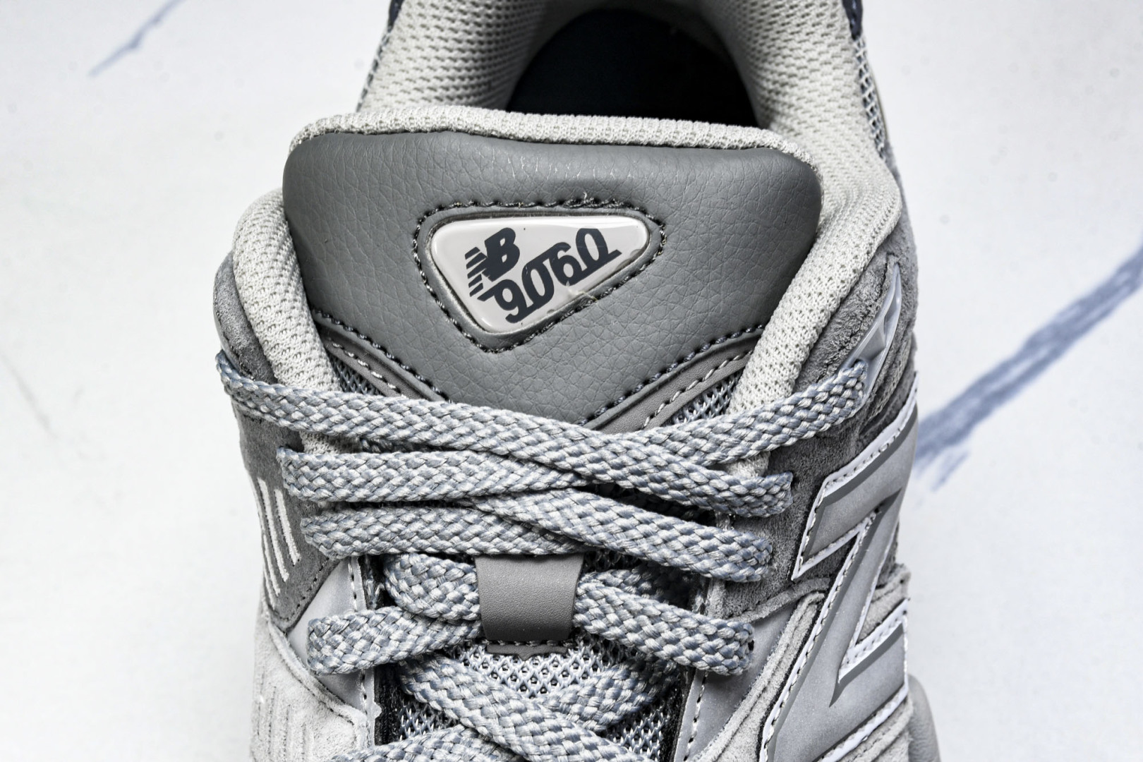 NB9060 尺码36-46.5

纯原版出品-New Balance NB9060 复古休闲运动慢跑鞋