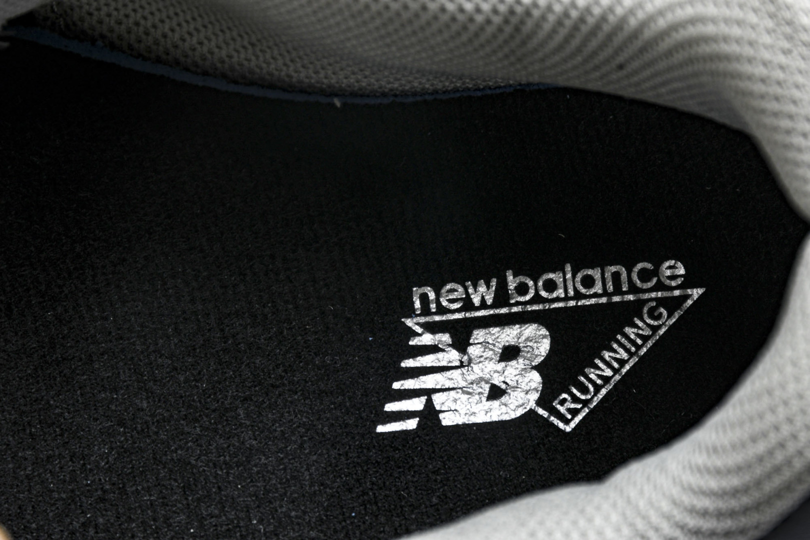 NB9060 尺码36-46.5

纯原版出品-New Balance NB9060 复古休闲运动慢跑鞋