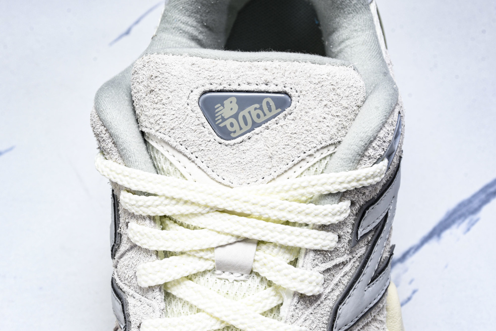 NB9060 尺码36-46.5

纯原版出品-New Balance NB9060 复古休闲运动慢跑鞋