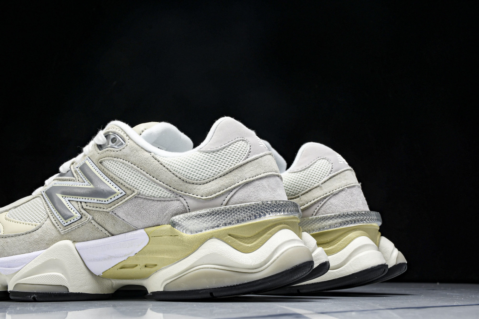 NB9060 尺码36-46.5

纯原版出品-New Balance NB9060 复古休闲运动慢跑鞋