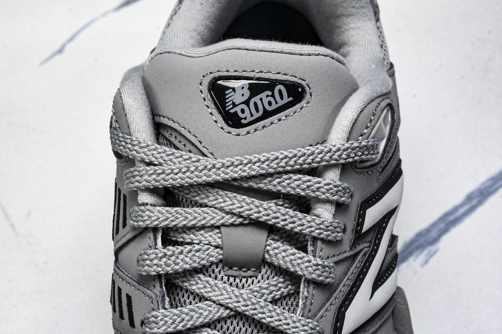 NB9060 尺码36-46.5

纯原版出品-New Balance NB9060 复古休闲运动慢跑鞋