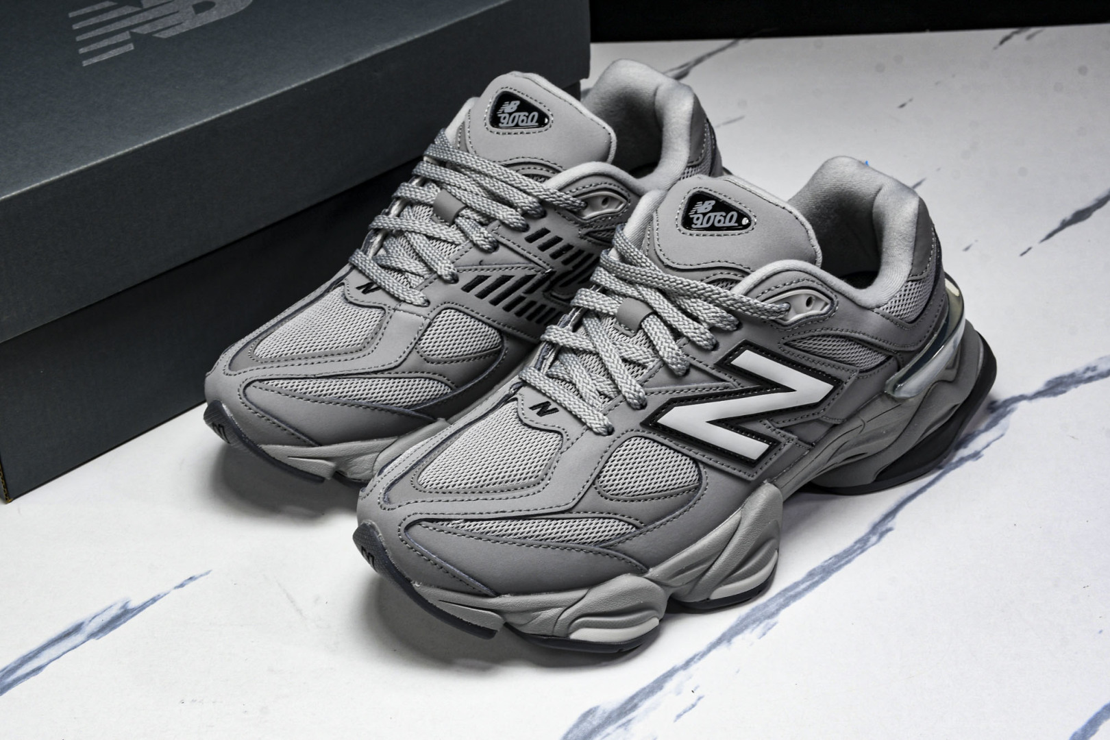 NB9060 尺码36-46.5

纯原版出品-New Balance NB9060 复古休闲运动慢跑鞋