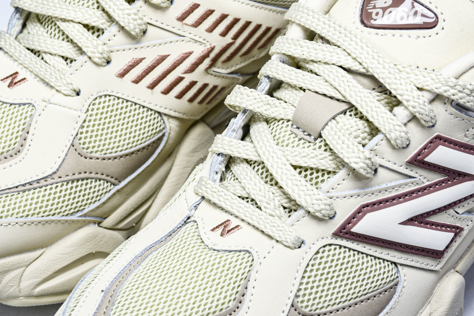 NB9060 尺码36-46.5

纯原版出品-New Balance NB9060 复古休闲运动慢跑鞋