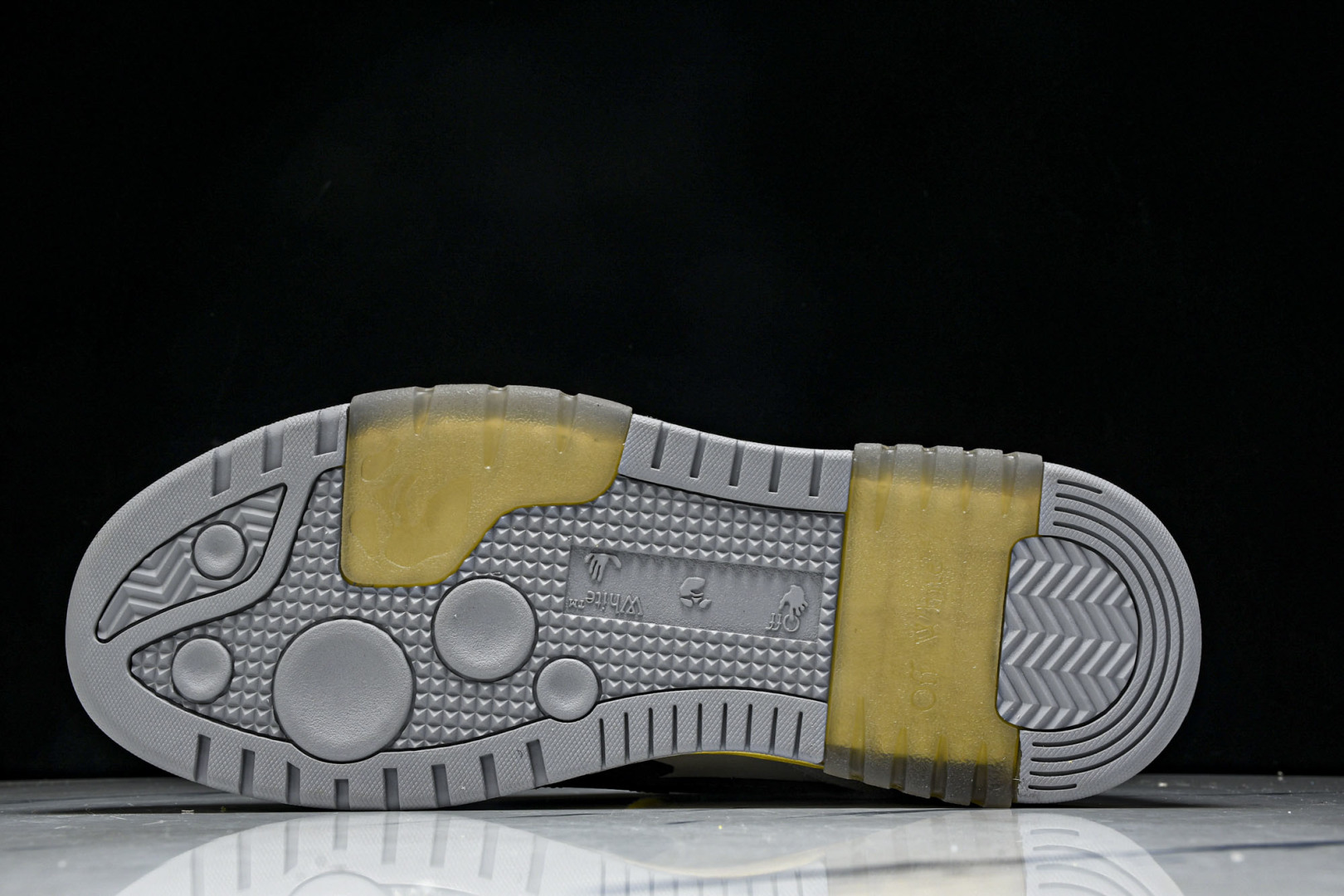 OFF 尺码36-47

纯原版出品-OFF-WHITE 绒面革 皮革 潮流 舒适 耐磨 板鞋 男女款 