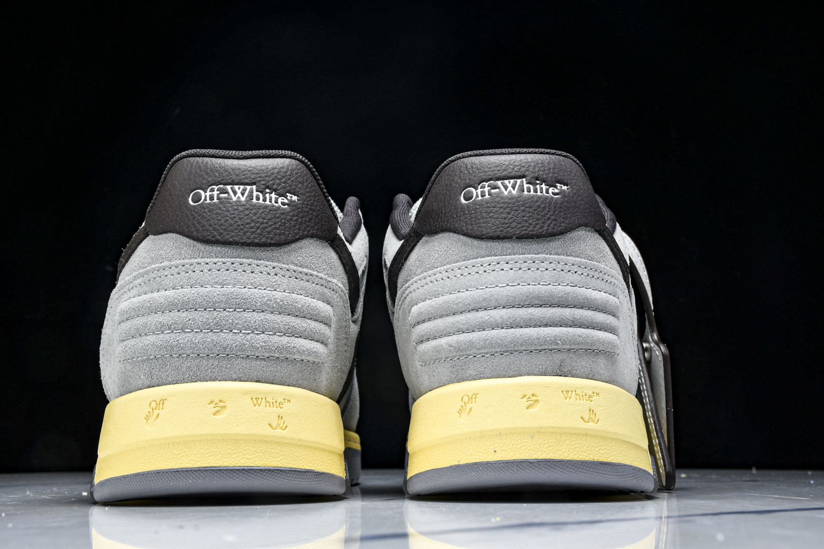 OFF 尺码36-47

纯原版出品-OFF-WHITE 绒面革 皮革 潮流 舒适 耐磨 板鞋 男女款 