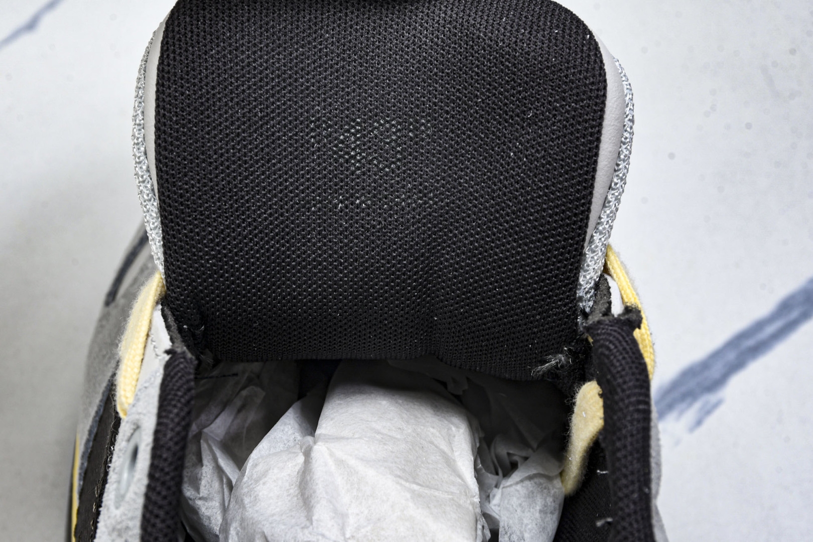 OFF 尺码36-47

纯原版出品-OFF-WHITE 绒面革 皮革 潮流 舒适 耐磨 板鞋 男女款 