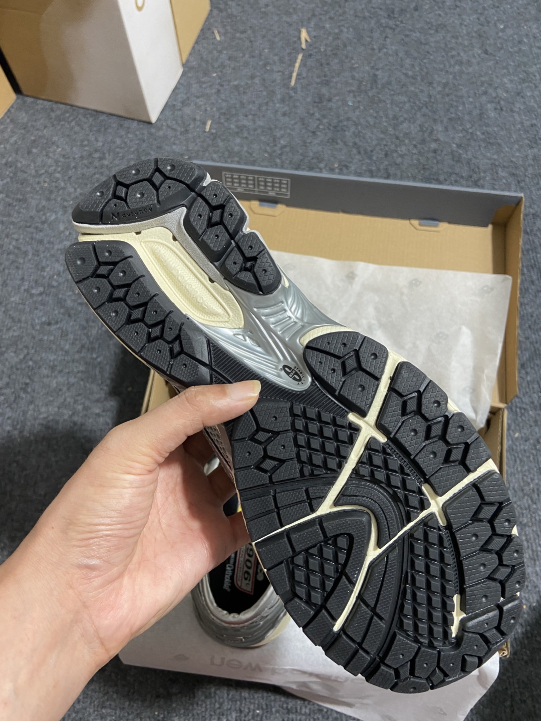 
New Balance 1906系列 乐福休闲鞋 U1906LAE
#采用轻质牛剖革拼接透气网眼衬垫