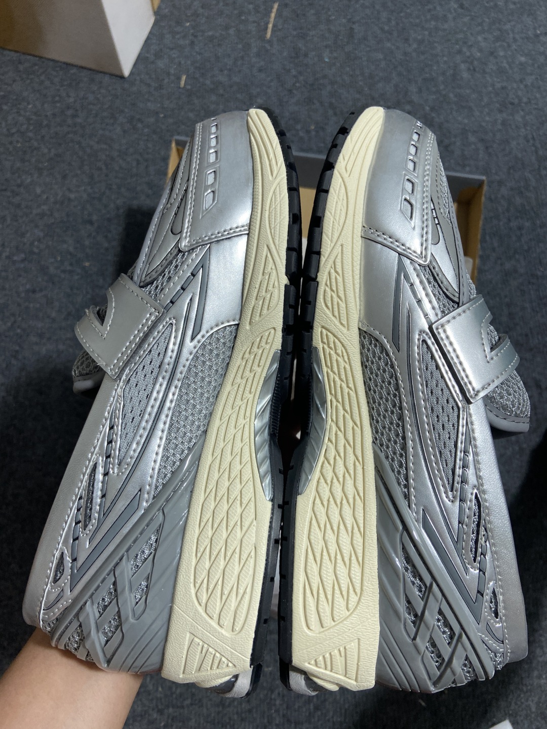 
New Balance 1906系列 乐福休闲鞋 U1906LAE
#采用轻质牛剖革拼接透气网眼衬垫