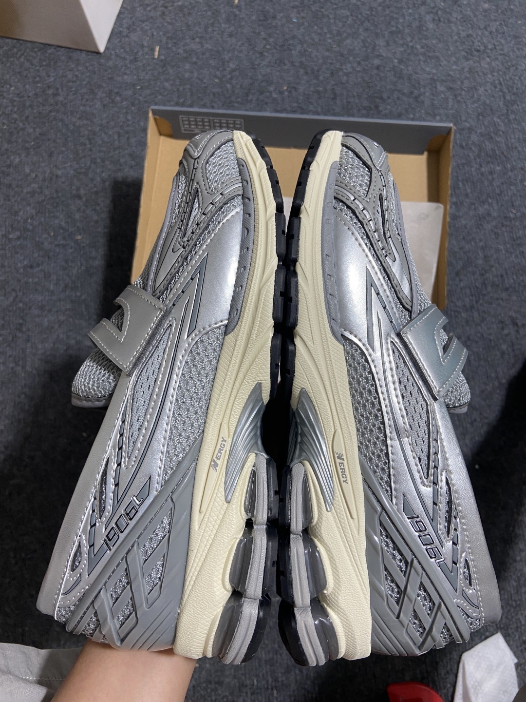 
New Balance 1906系列 乐福休闲鞋 U1906LAE
#采用轻质牛剖革拼接透气网眼衬垫