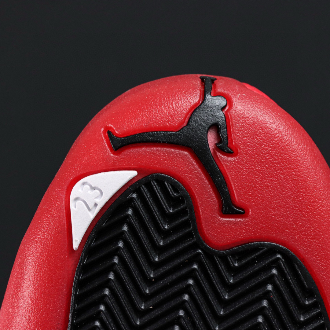 
Air Jordan 12 白黑红
AJ12白黑红 外贸纯原订单‼
S2纯原生产线出品
原楦原纸板开发