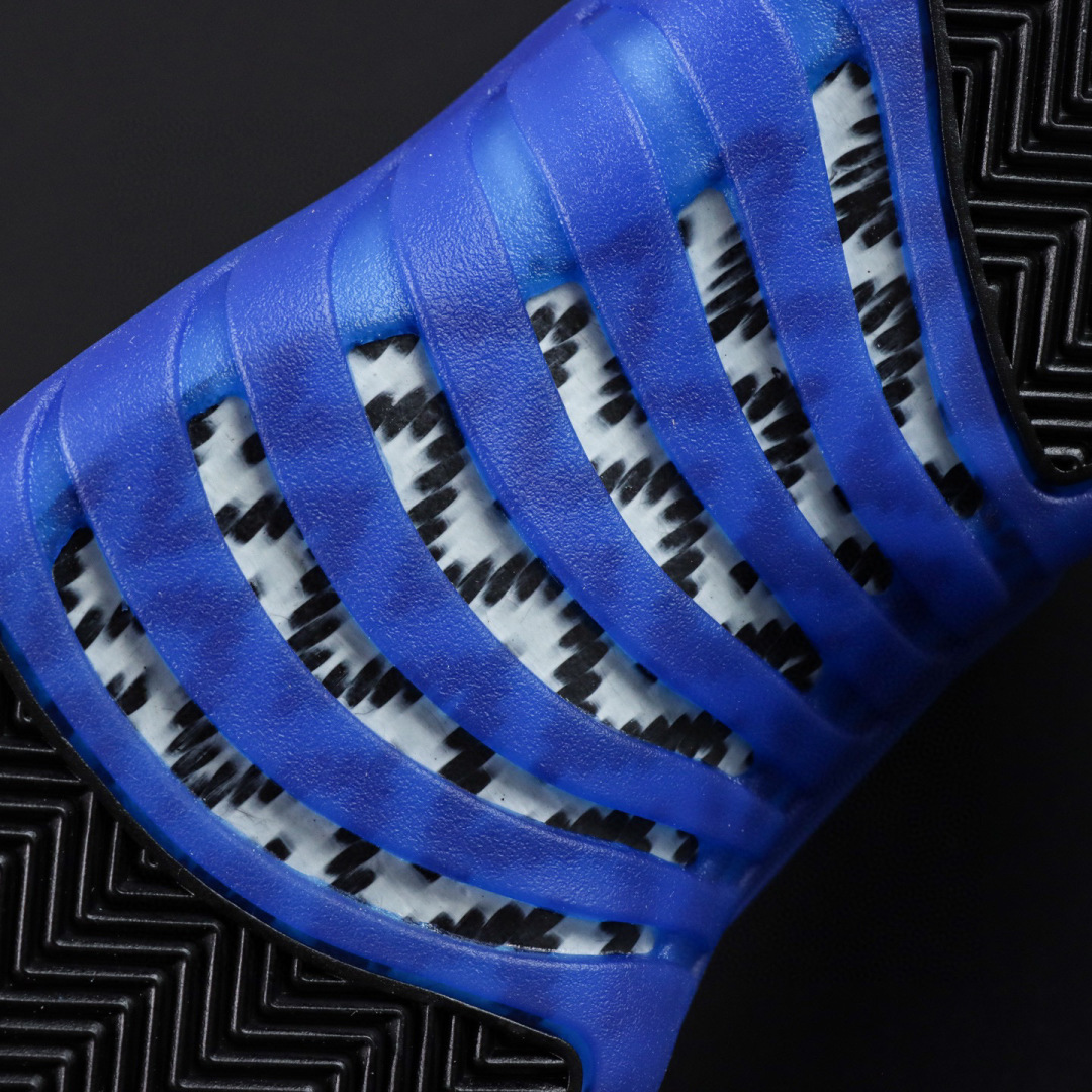 
Air Jordan 12 白黑蓝
AJ12白黑蓝 外贸纯原订单‼
S2纯原生产线出品
原楦原纸板开发