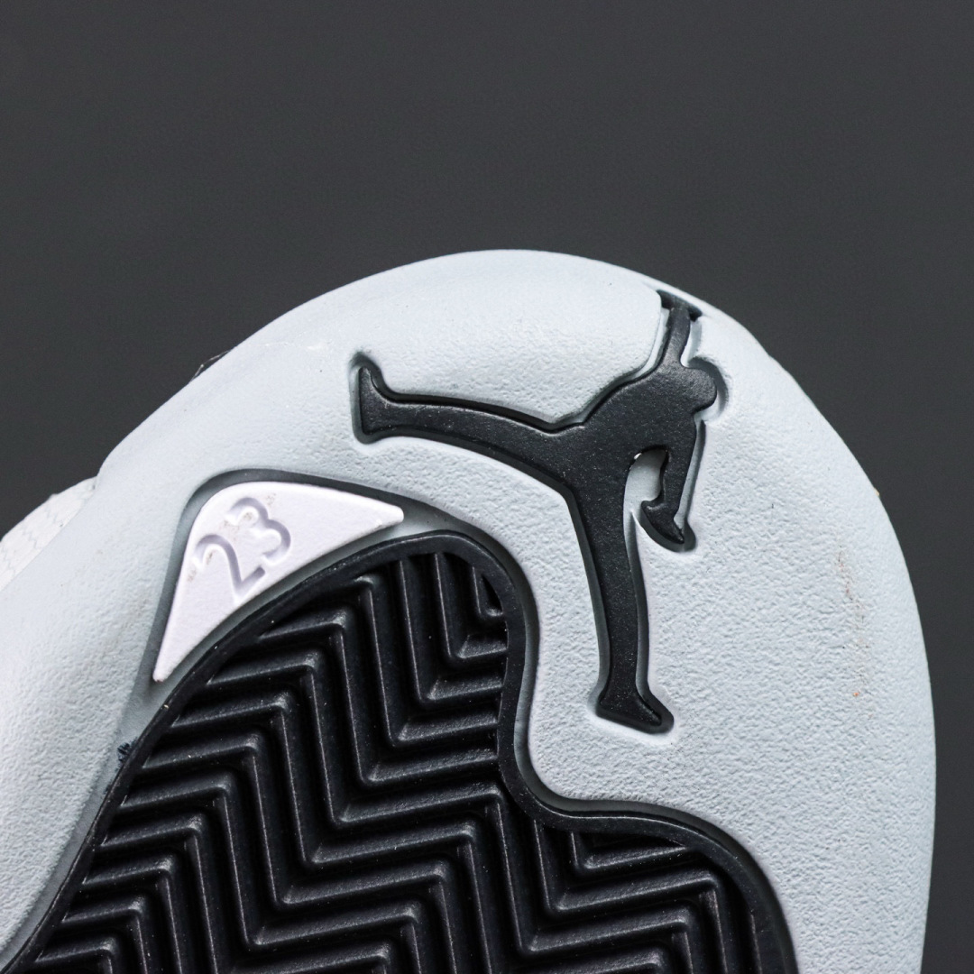 
Air Jordan 12 Retro Black and Woif Grey
AJ12黑灰 外贸纯原