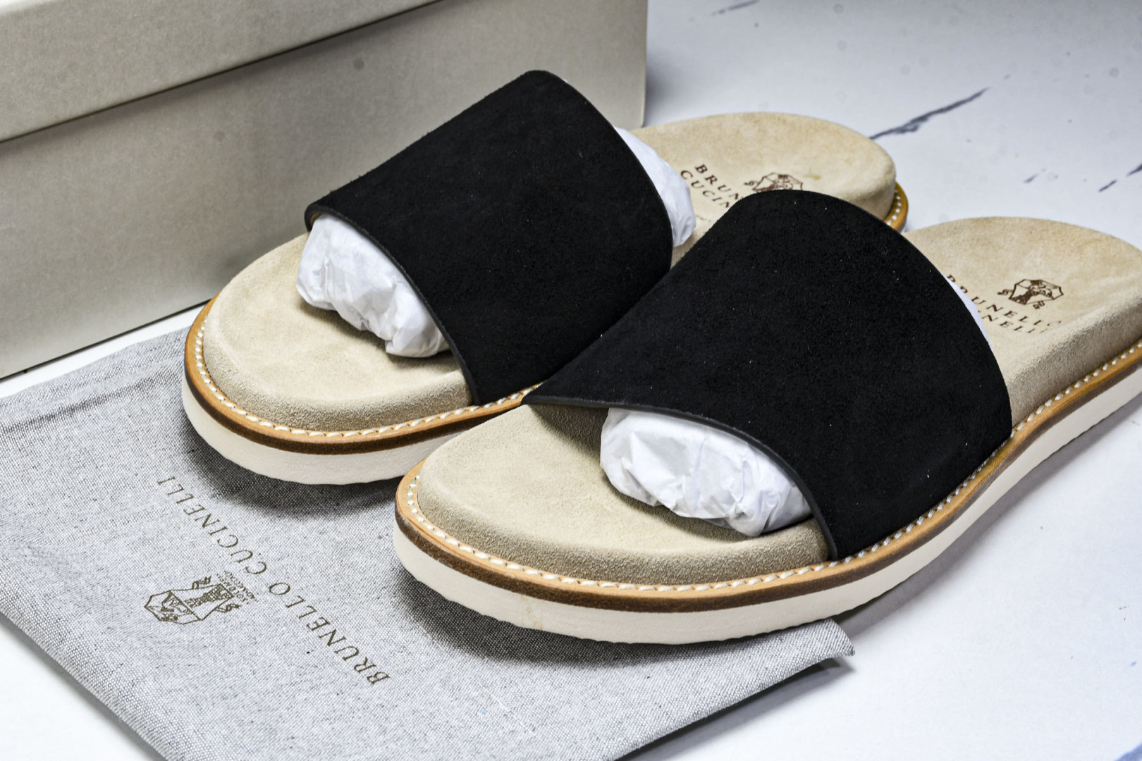 拖鞋黑色 尺码39-45

纯原出品-Brunello Cucinelli 绒面革 圆头露趾 防滑一字拖