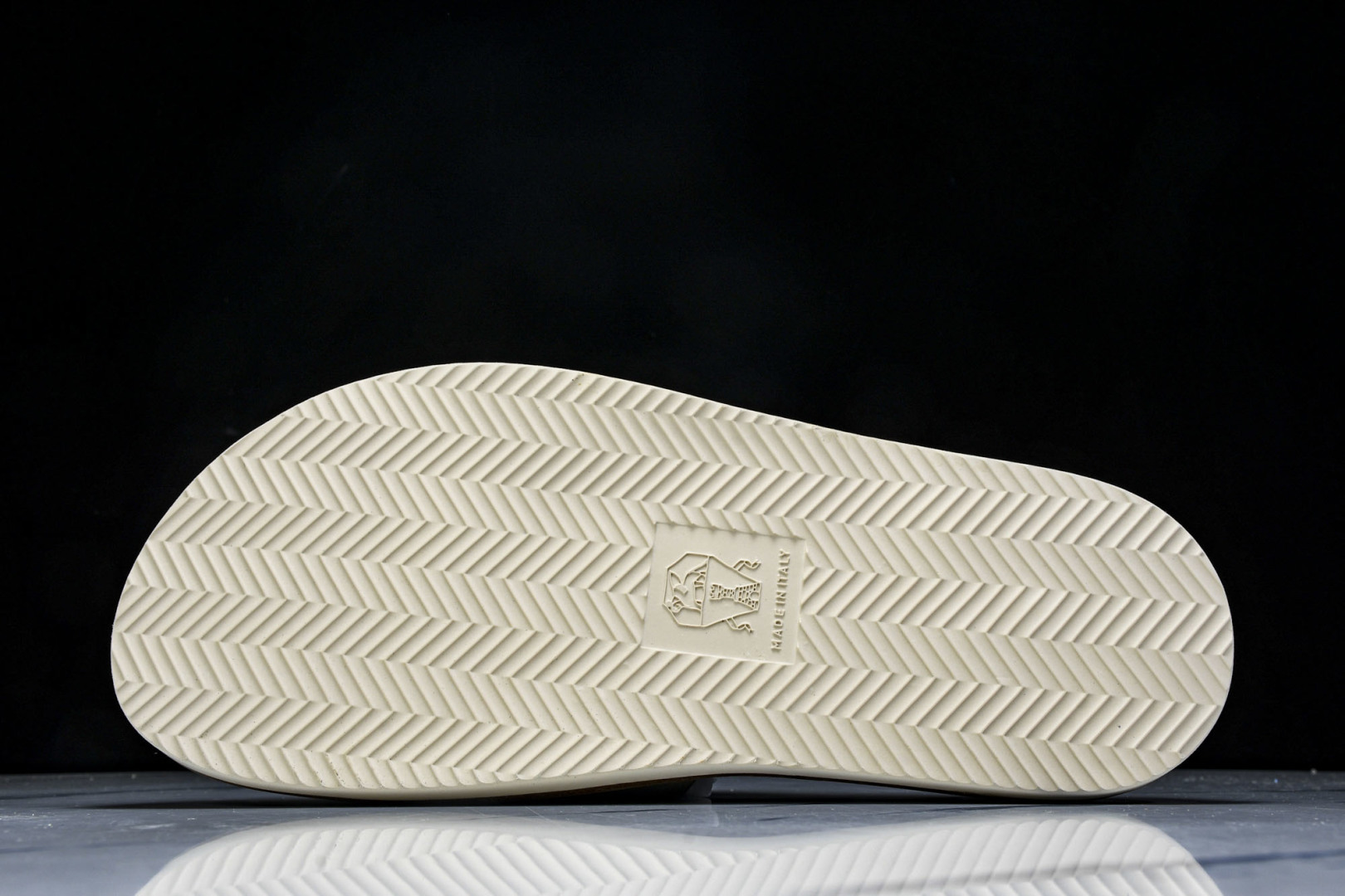 拖鞋黑色 尺码39-45

纯原出品-Brunello Cucinelli 绒面革 圆头露趾 防滑一字拖
