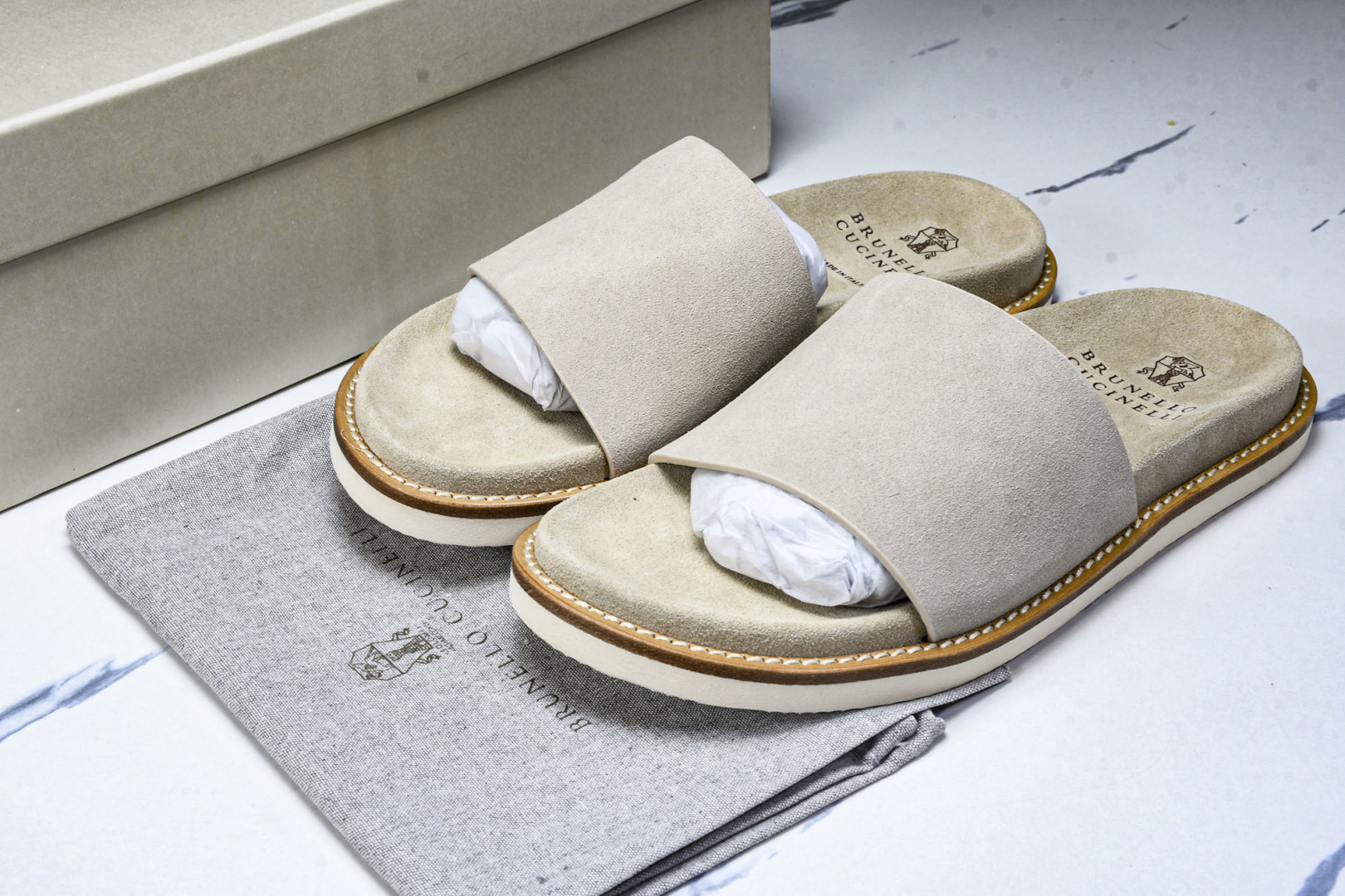 拖鞋黑色 尺码39-45

纯原出品-Brunello Cucinelli 绒面革 圆头露趾 防滑一字拖