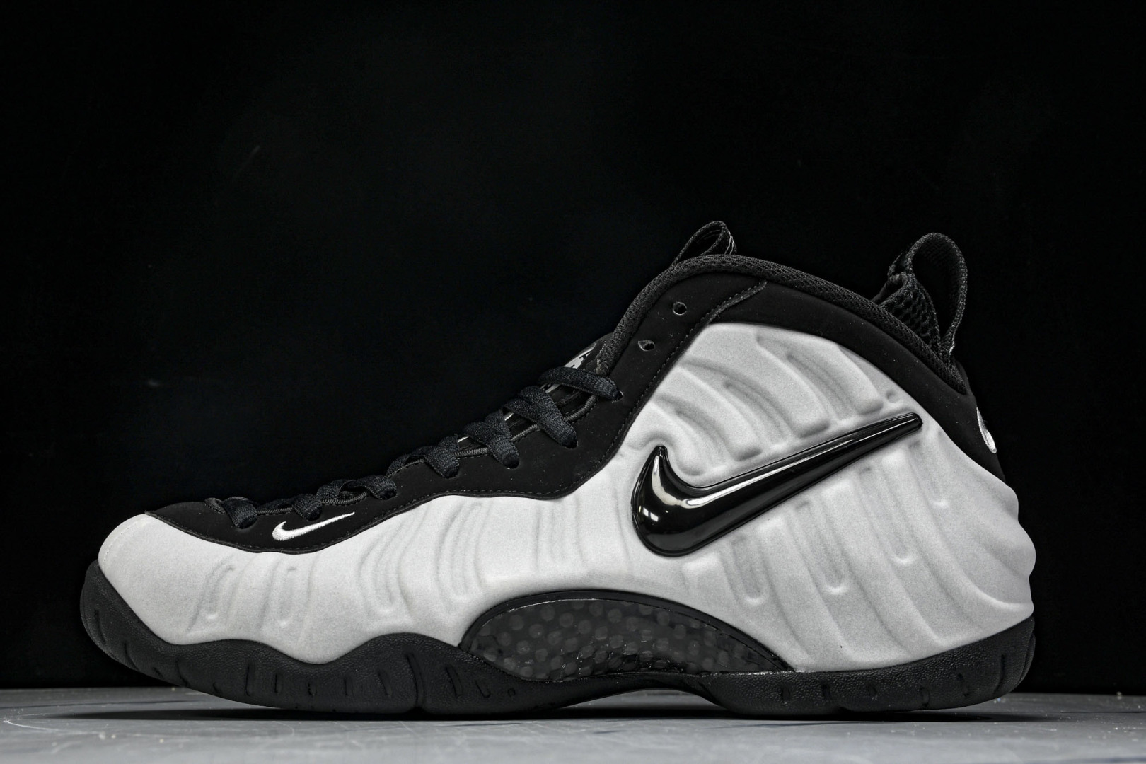 银泡 尺码40-47.5

纯原出品-Foamposite Pro Metallic Silver 舒适
