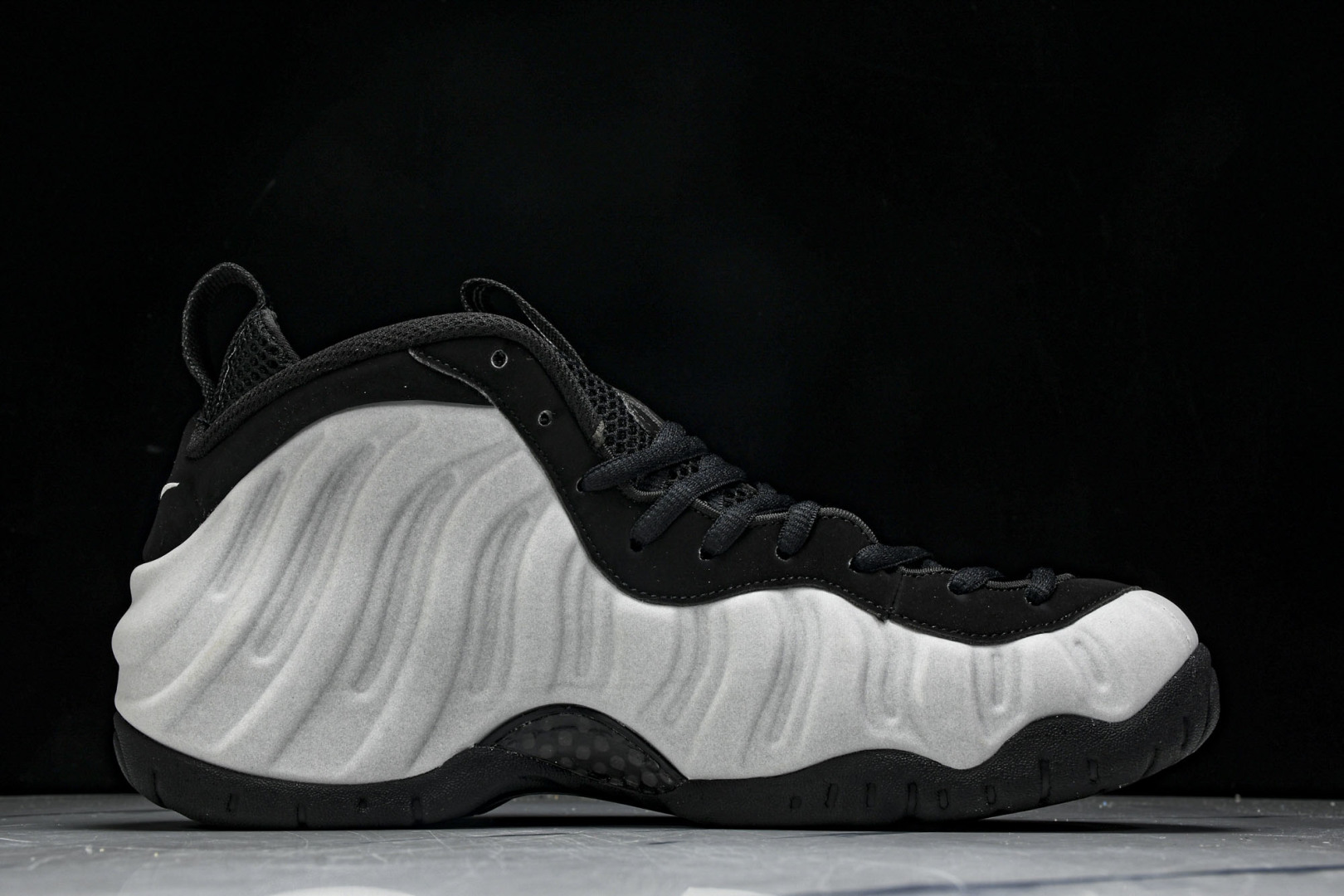 银泡 尺码40-47.5

纯原出品-Foamposite Pro Metallic Silver 舒适