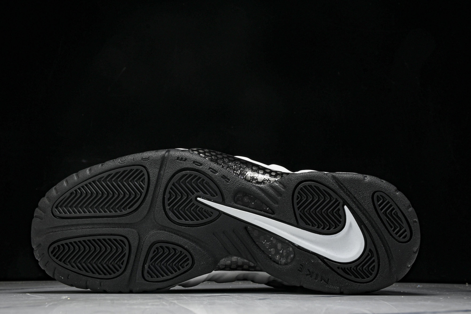 银泡 尺码40-47.5

纯原出品-Foamposite Pro Metallic Silver 舒适