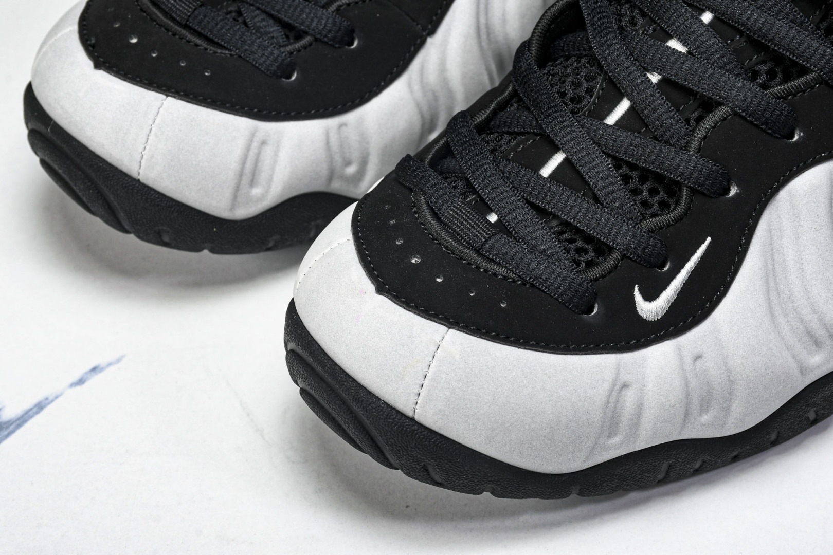 银泡 尺码40-47.5

纯原出品-Foamposite Pro Metallic Silver 舒适