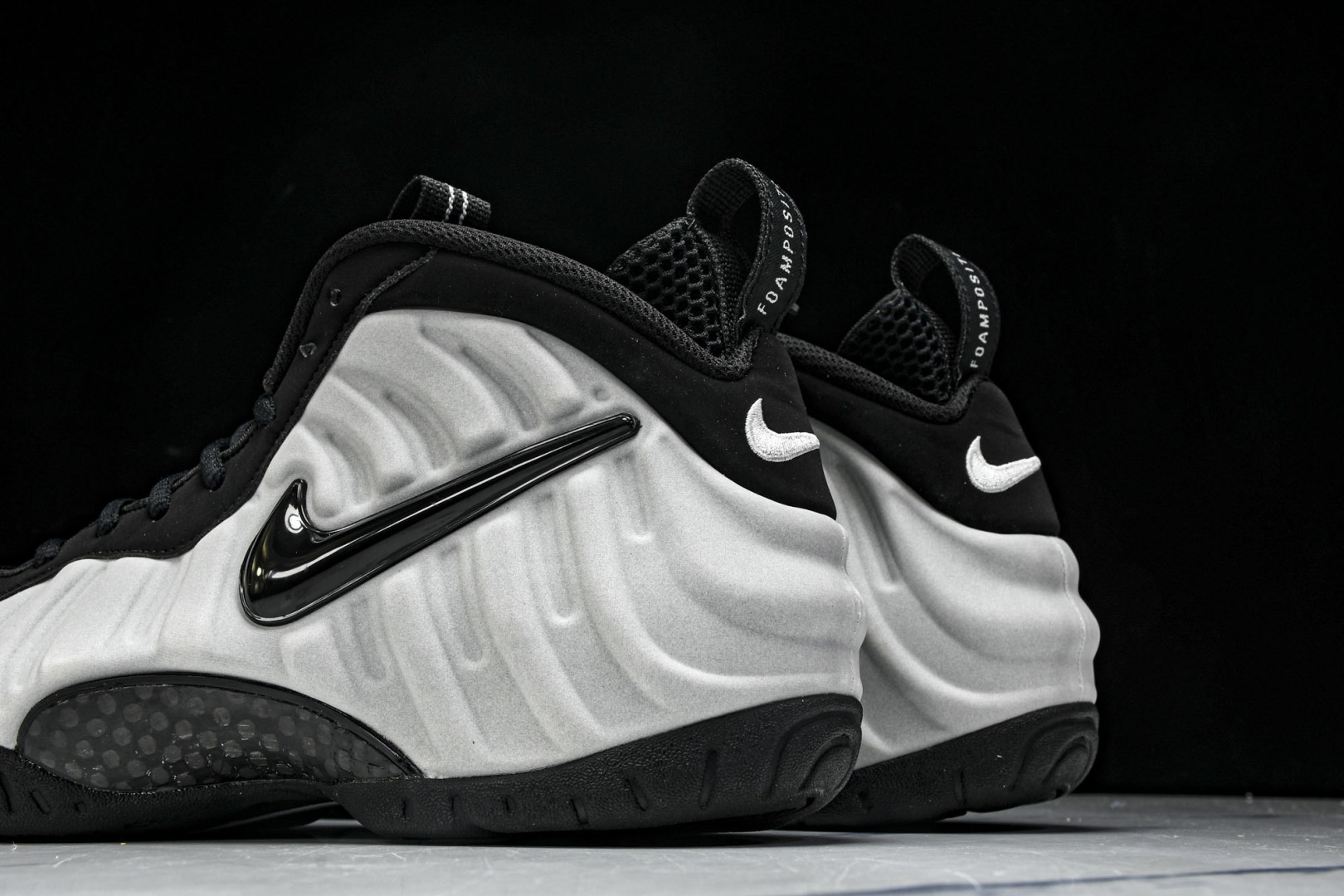 银泡 尺码40-47.5

纯原出品-Foamposite Pro Metallic Silver 舒适