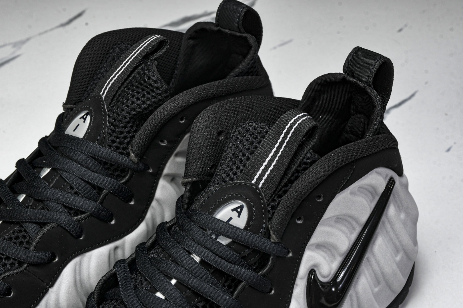 银泡 尺码40-47.5

纯原出品-Foamposite Pro Metallic Silver 舒适