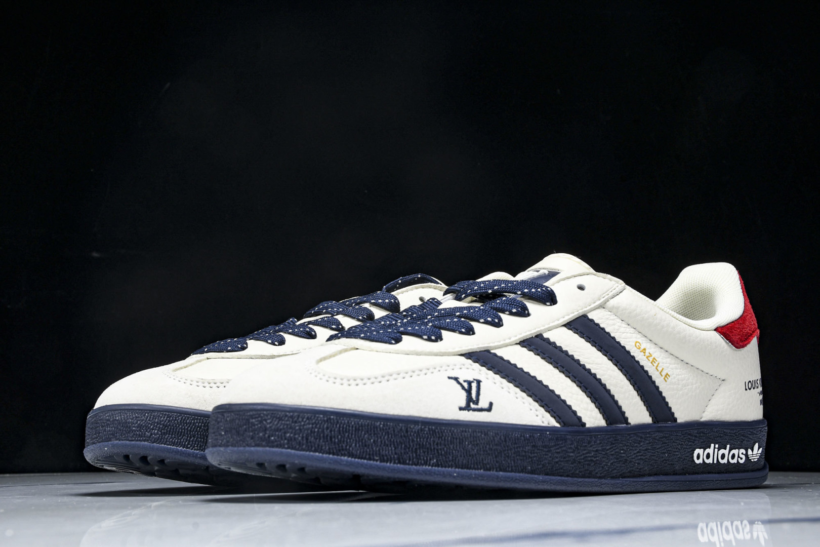  AD Originals Gazelle INdoor x Louis Vuitton 白蓝红 DM1