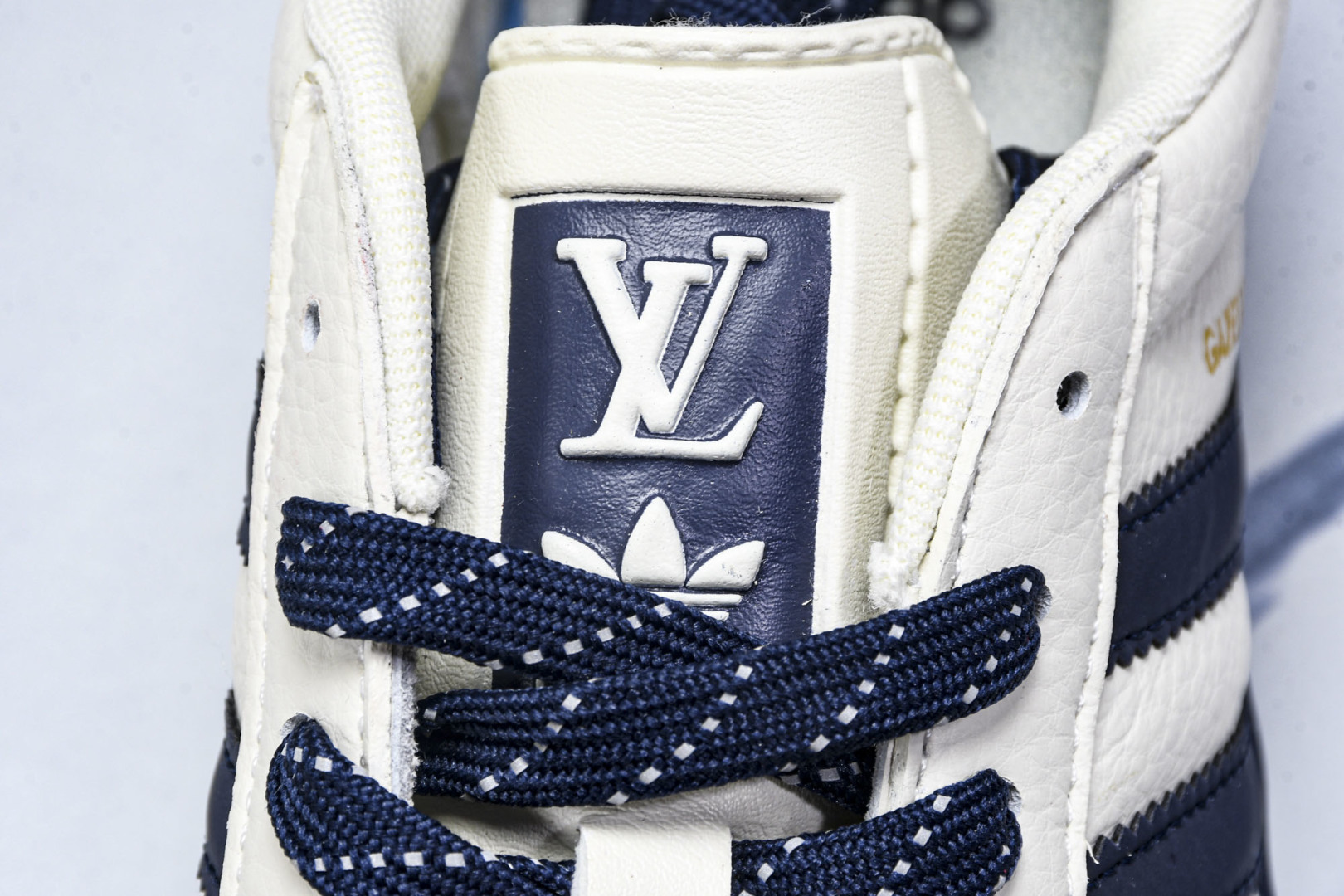  AD Originals Gazelle INdoor x Louis Vuitton 白蓝红 DM1