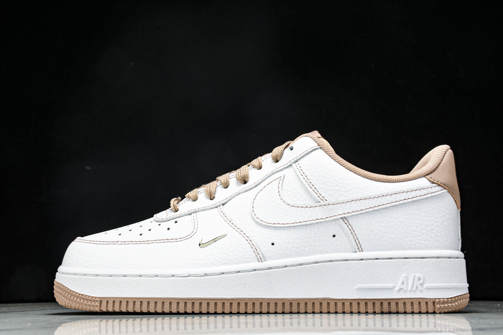  nk Air Force 1'07 Low 空军一号低帮休闲板鞋 IB6543-100 尺寸 36 