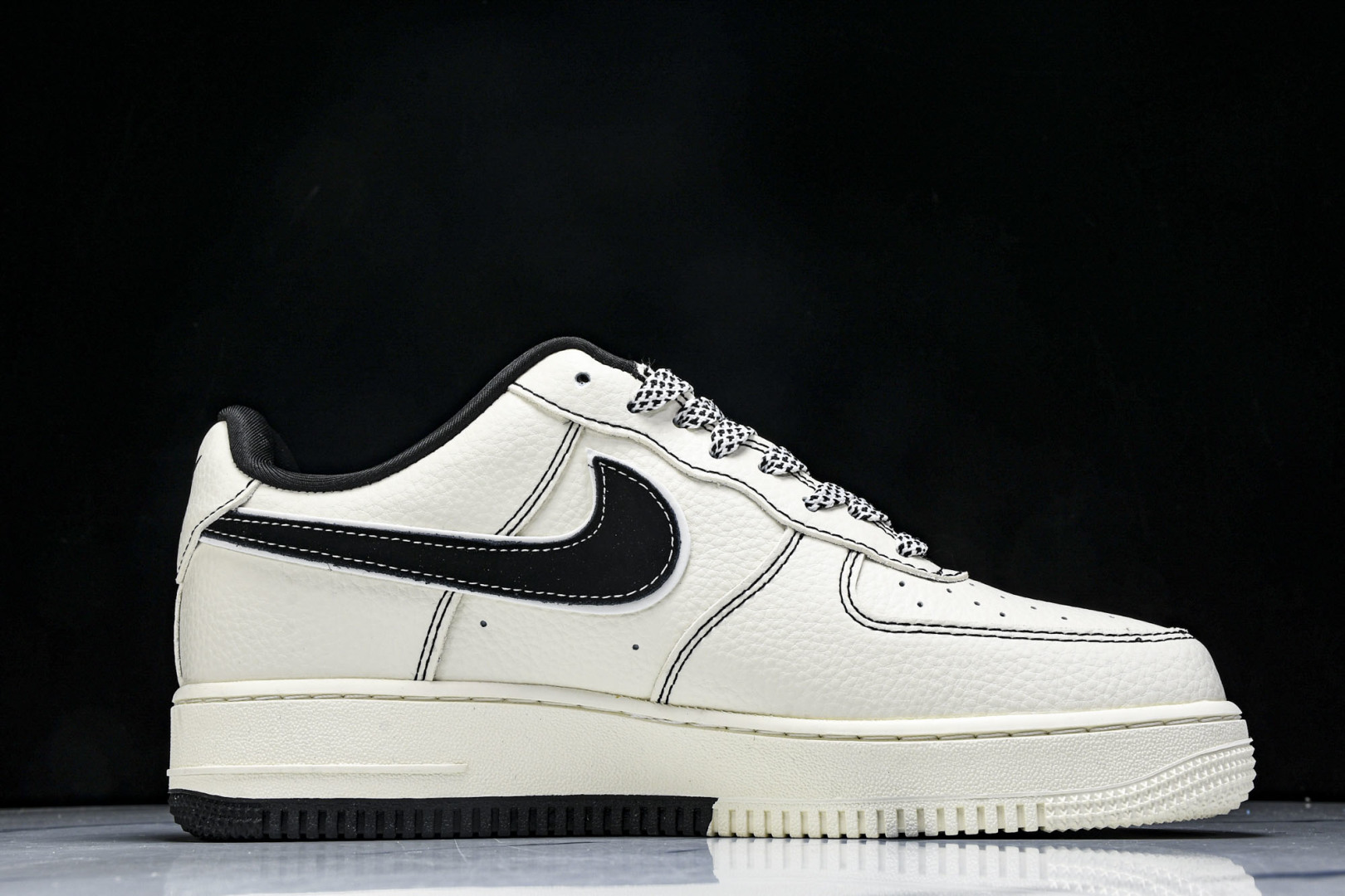   nk Air Force 1'07 Low 黑线双拼底 空军一号低帮休闲板鞋 KB1688-003 