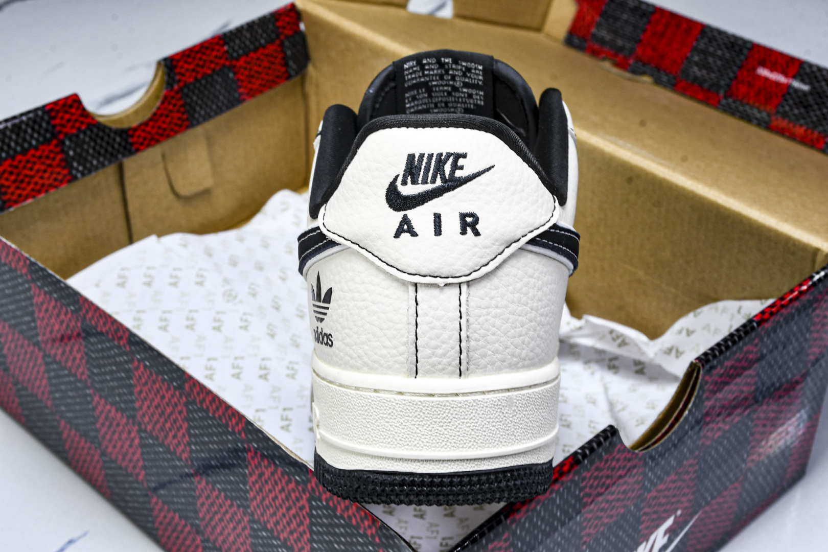   nk Air Force 1'07 Low 黑线双拼底 空军一号低帮休闲板鞋 KB1688-003 