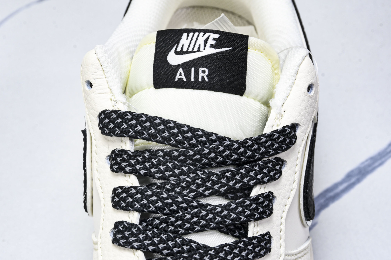  nk Air Force 1'07 Low 联名 灰黑双色米黑 空军一号低帮休闲板鞋 QW5836-