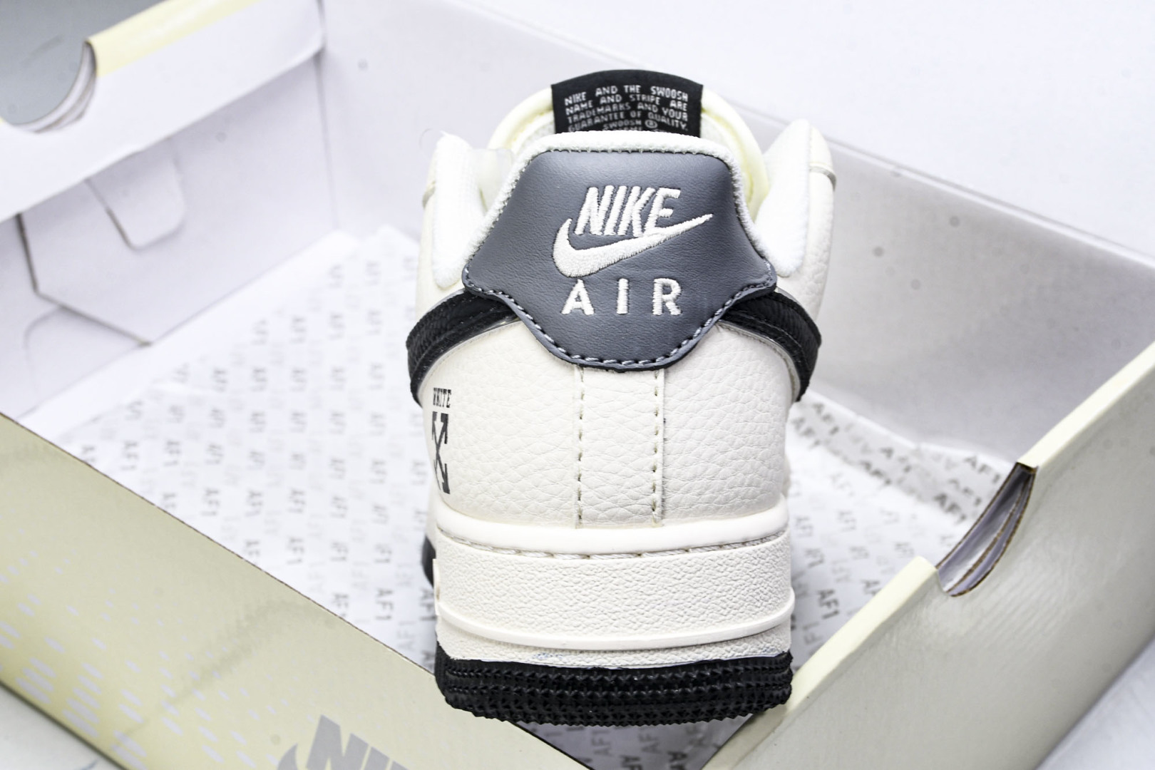   nk Air Force 1'07 Low 联名 灰黑双色米黑 空军一号低帮休闲板鞋 QW5836-