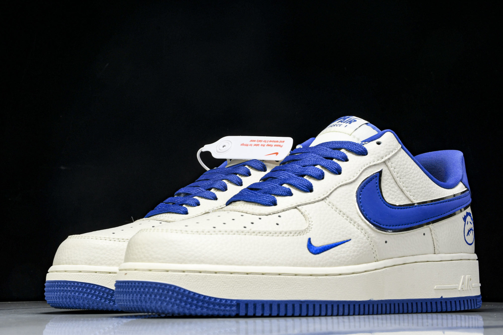   nk Air Force 1'07 Low 米兰鬼脸 空军一号低帮休闲板鞋 DF0188-071 尺