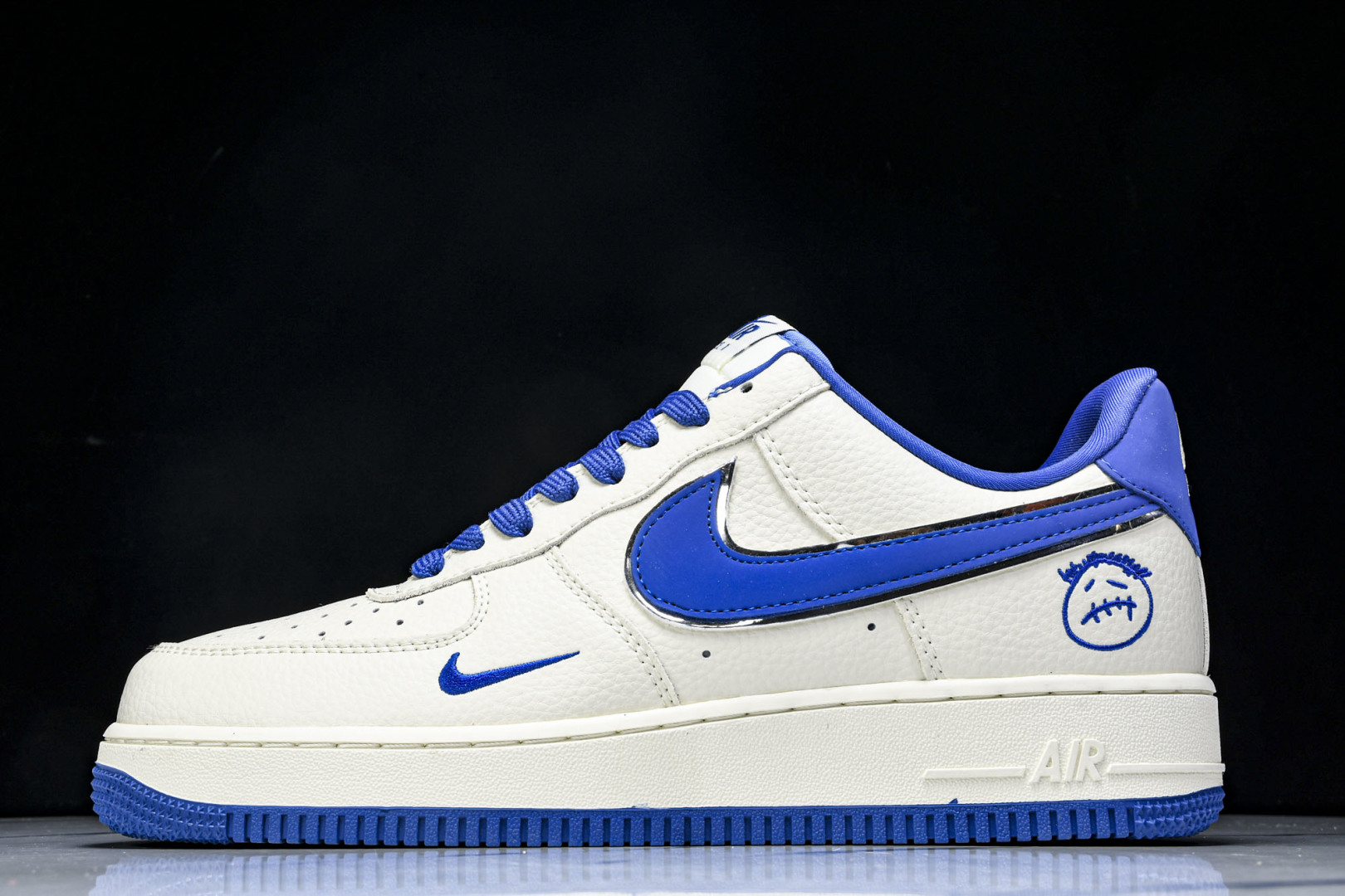   nk Air Force 1'07 Low 米兰鬼脸 空军一号低帮休闲板鞋 DF0188-071 尺