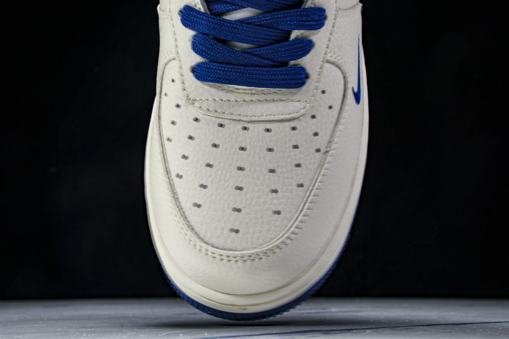   nk Air Force 1'07 Low 米兰鬼脸 空军一号低帮休闲板鞋 DF0188-071 尺