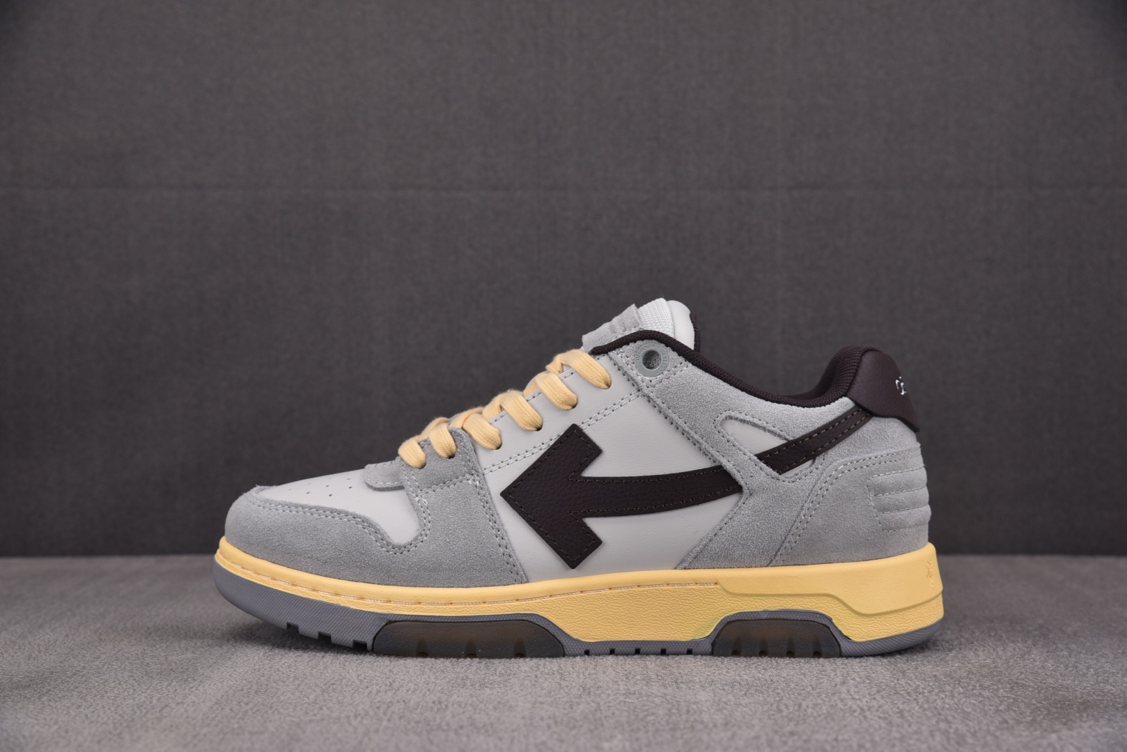 OFF 尺码36-47

纯原版出品-OFF-WHITE 绒面革 皮革 潮流 舒适 耐磨 板鞋 男女款 