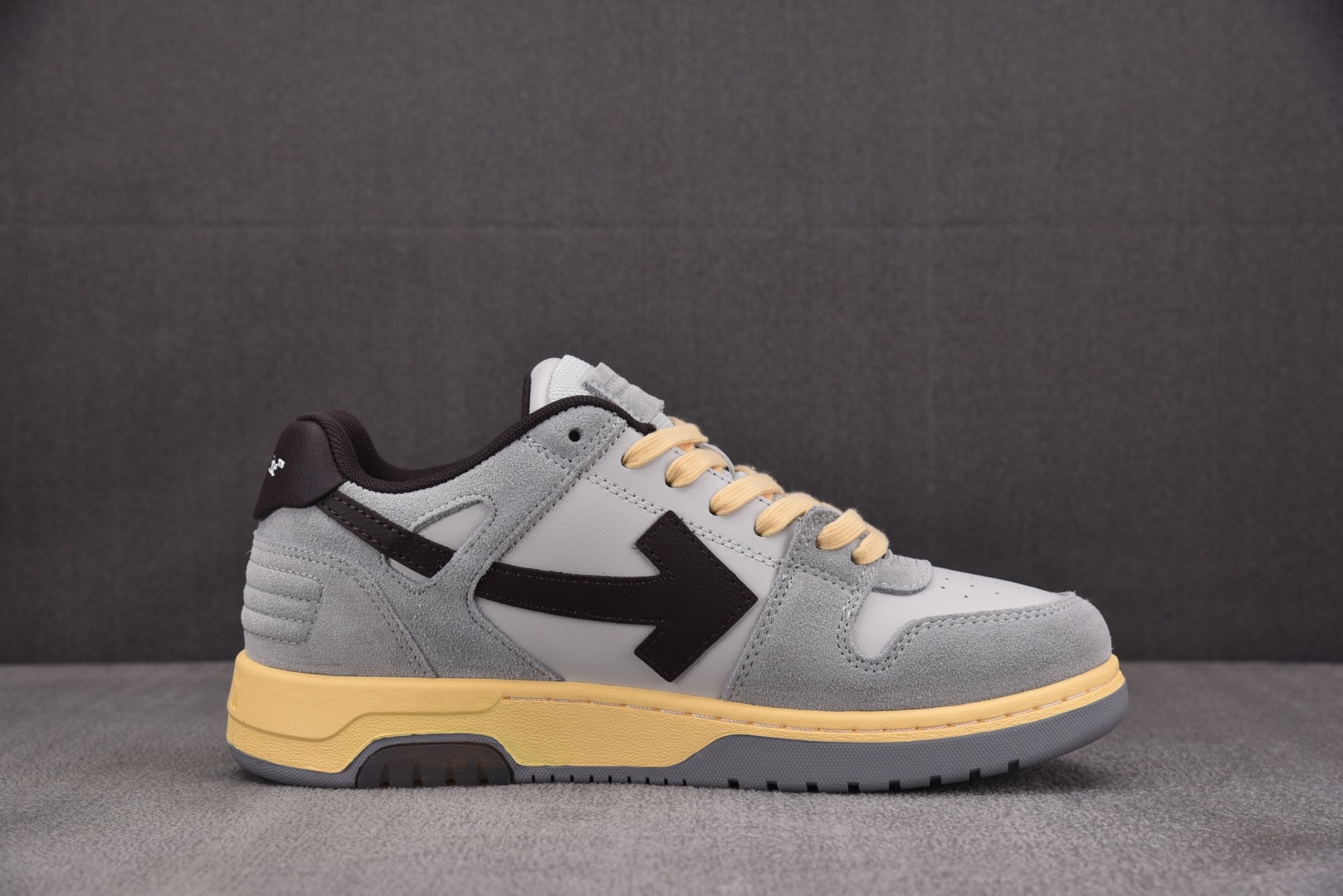 OFF 尺码36-47

纯原版出品-OFF-WHITE 绒面革 皮革 潮流 舒适 耐磨 板鞋 男女款 