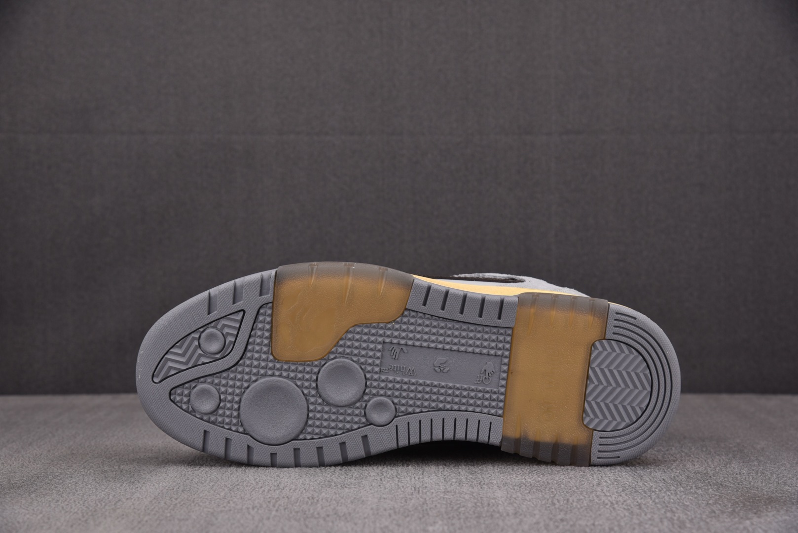 OFF 尺码36-47

纯原版出品-OFF-WHITE 绒面革 皮革 潮流 舒适 耐磨 板鞋 男女款 