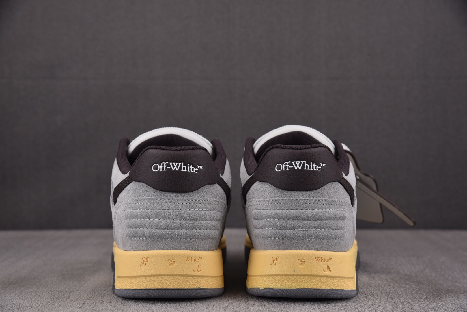 OFF 尺码36-47

纯原版出品-OFF-WHITE 绒面革 皮革 潮流 舒适 耐磨 板鞋 男女款 