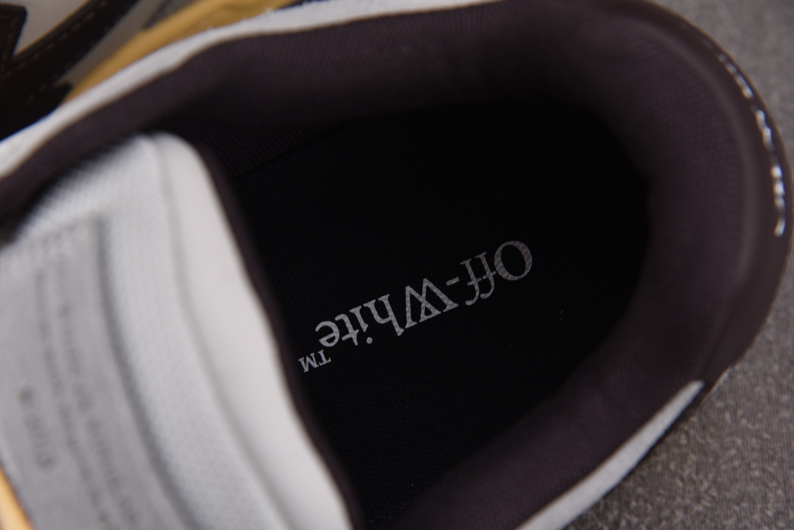 OFF 尺码36-47

纯原版出品-OFF-WHITE 绒面革 皮革 潮流 舒适 耐磨 板鞋 男女款 