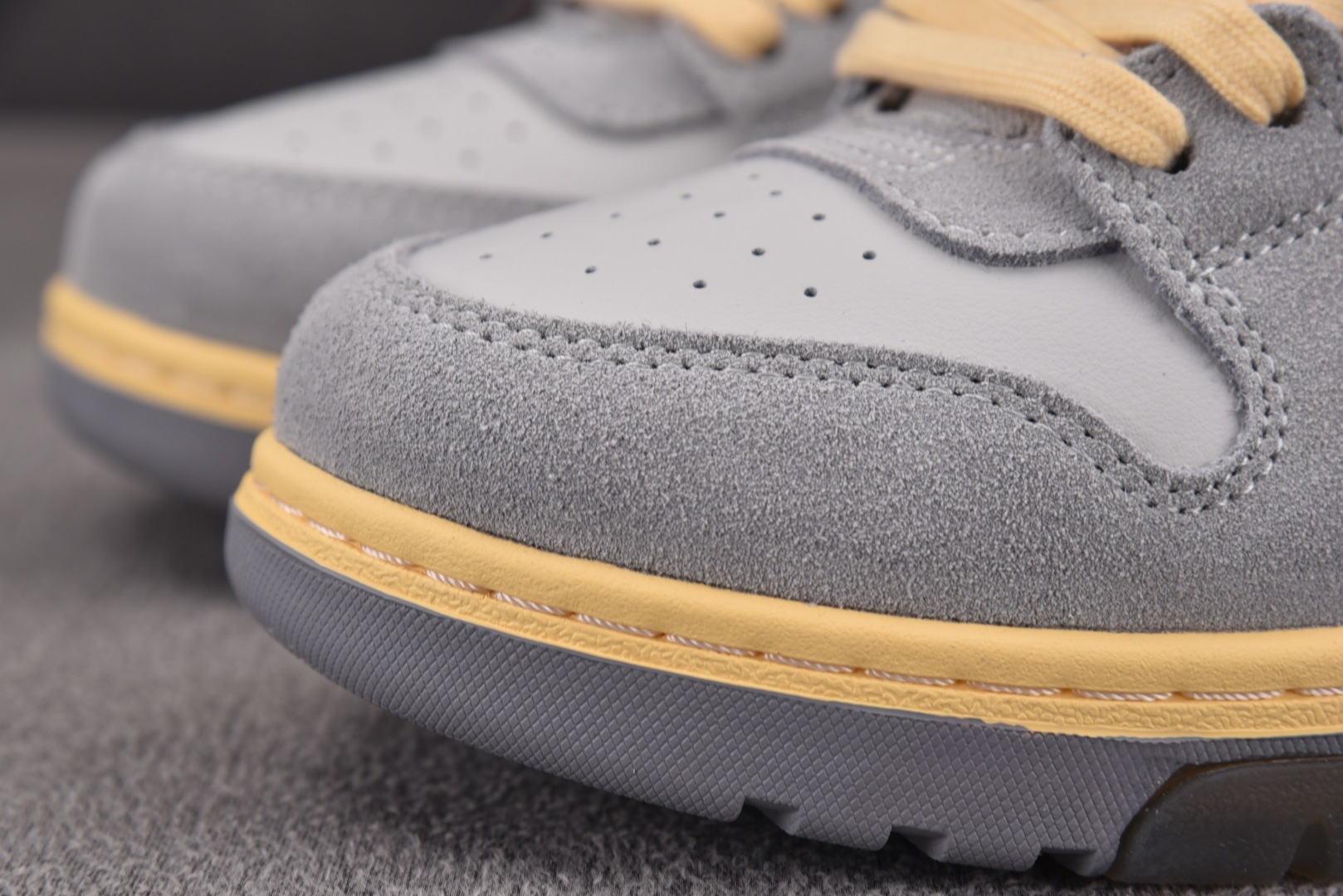 OFF 尺码36-47

纯原版出品-OFF-WHITE 绒面革 皮革 潮流 舒适 耐磨 板鞋 男女款 
