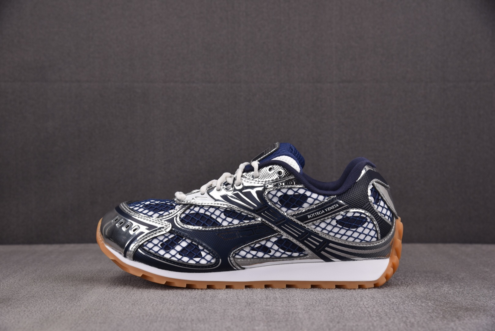 葆蝶 尺码35-40

纯原版出品-Bottega Veneta 葆蝶家 深蓝色 YZ004
尺寸35 