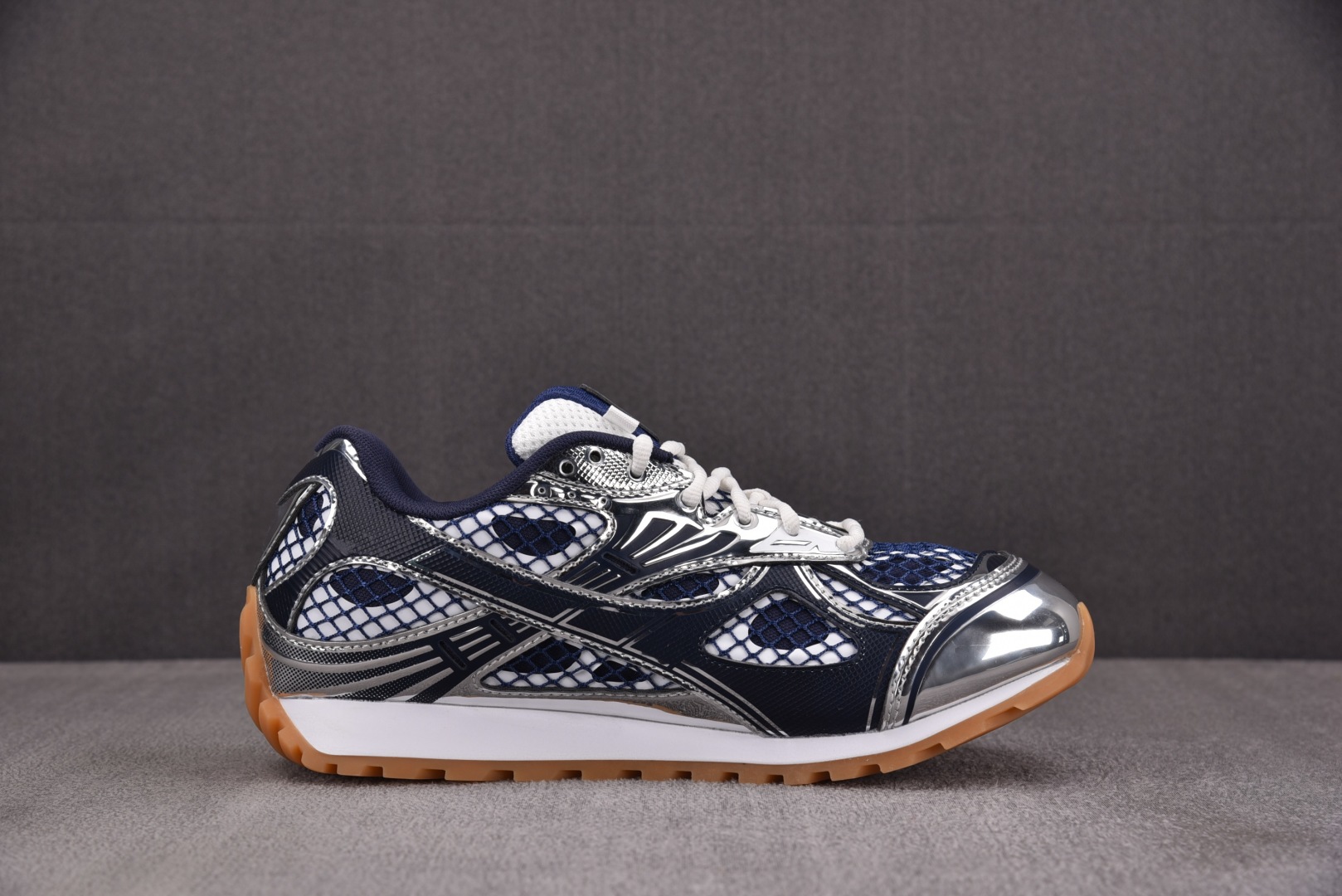 葆蝶 尺码35-40

纯原版出品-Bottega Veneta 葆蝶家 深蓝色 YZ004
尺寸35 
