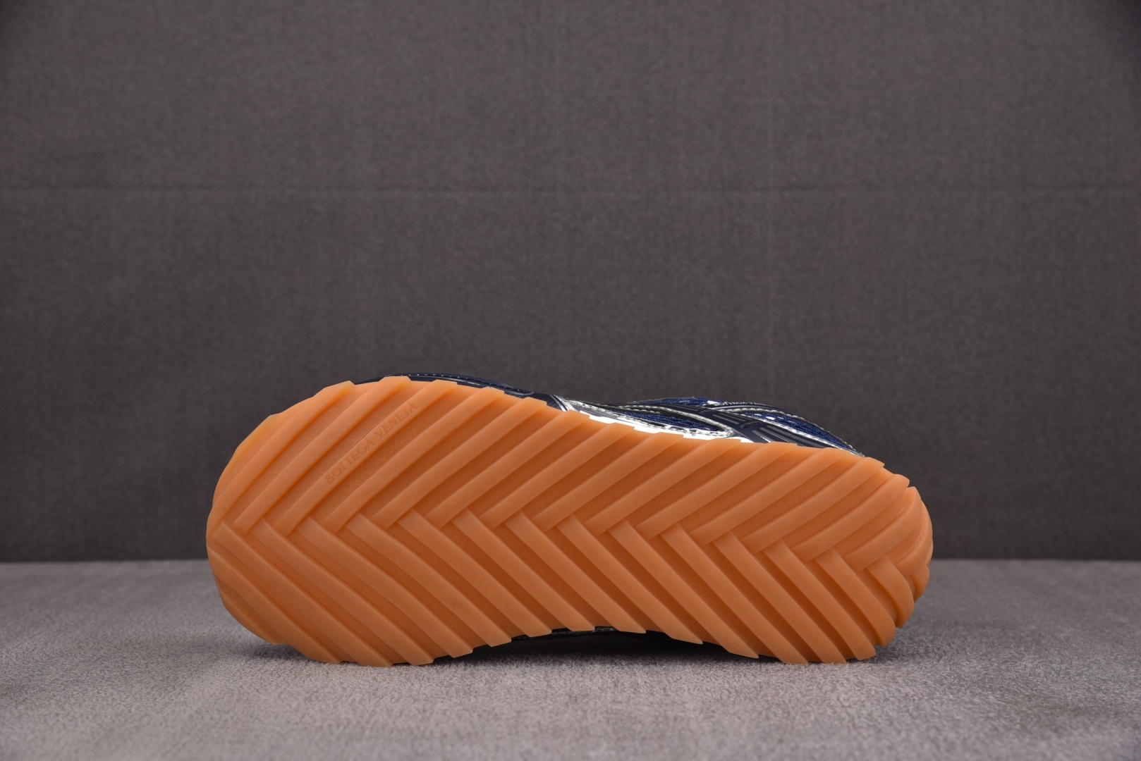葆蝶 尺码35-40

纯原版出品-Bottega Veneta 葆蝶家 深蓝色 YZ004
尺寸35 