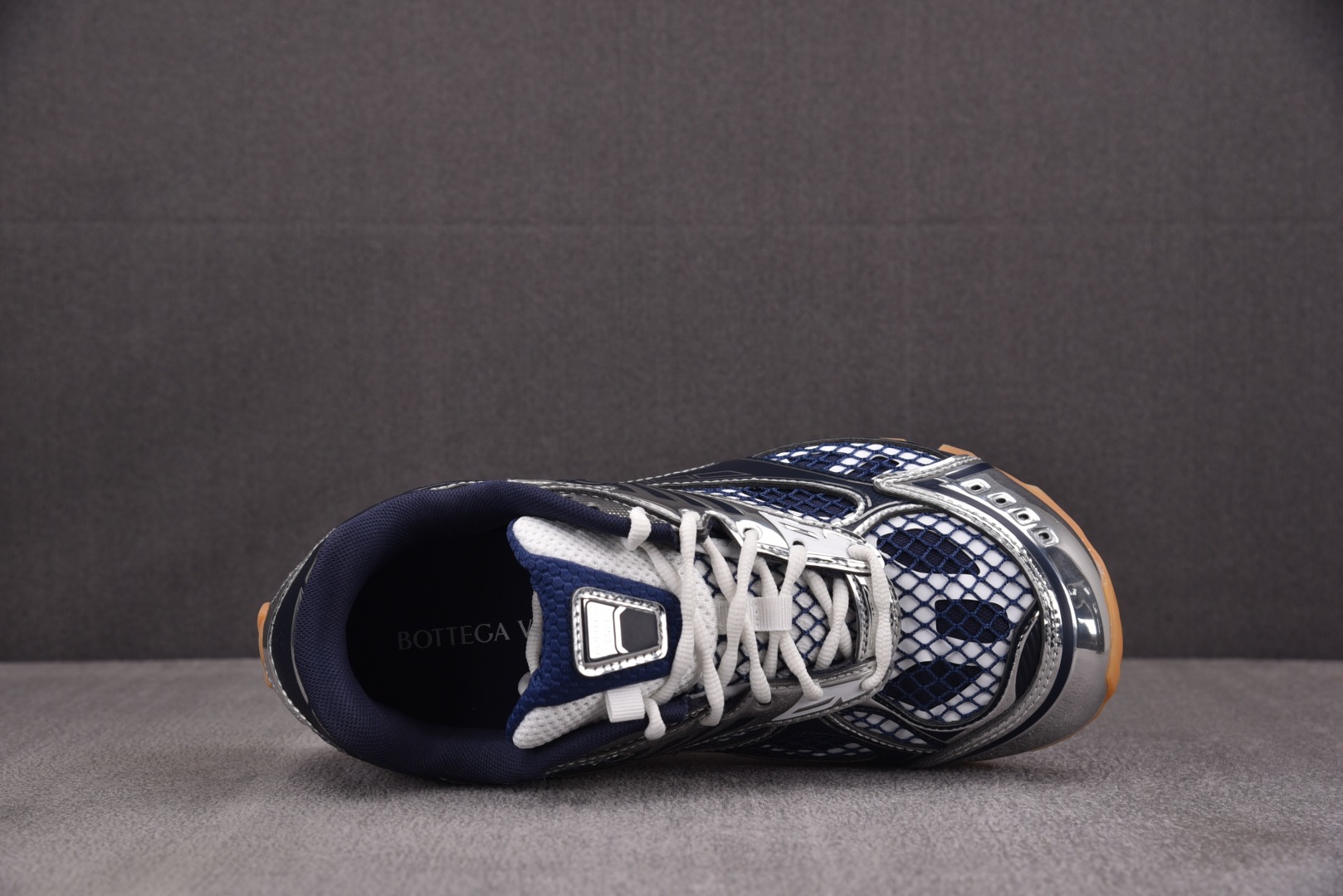 葆蝶 尺码35-40

纯原版出品-Bottega Veneta 葆蝶家 深蓝色 YZ004
尺寸35 