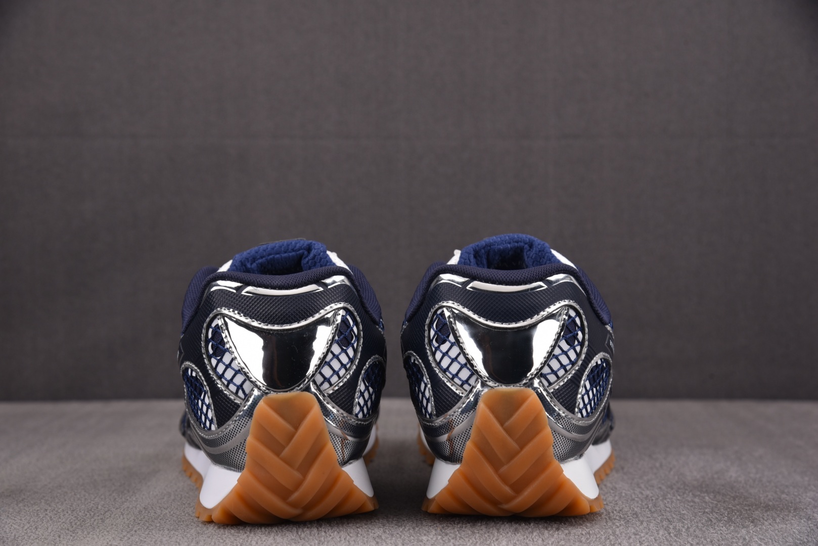 葆蝶 尺码35-40

纯原版出品-Bottega Veneta 葆蝶家 深蓝色 YZ004
尺寸35 
