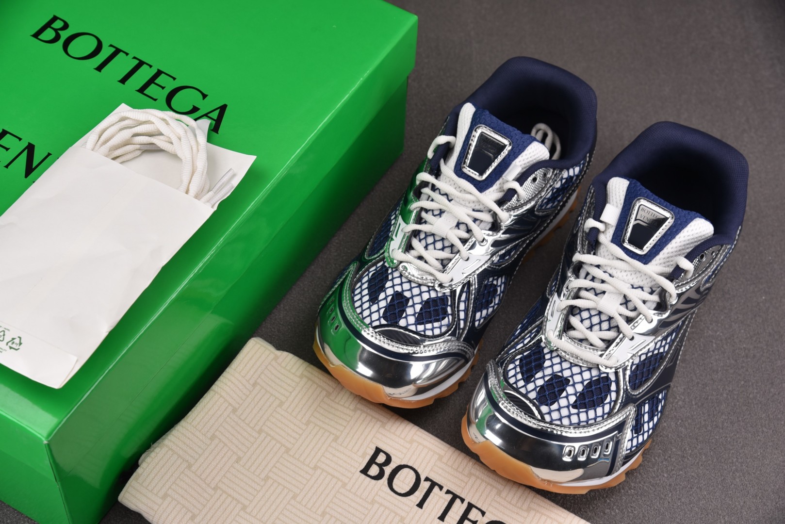 葆蝶 尺码35-40

纯原版出品-Bottega Veneta 葆蝶家 深蓝色 YZ004
尺寸35 