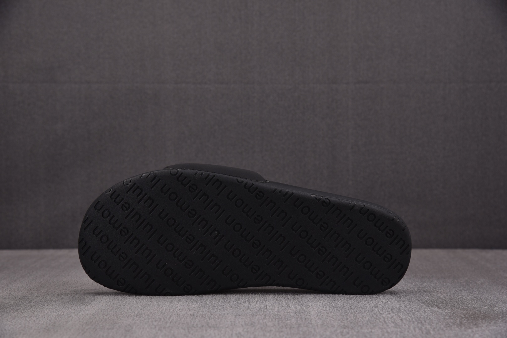 露露 尺码35.5-48

纯原出品-Luluemon Restfeel Slide 黑色 YZ002-