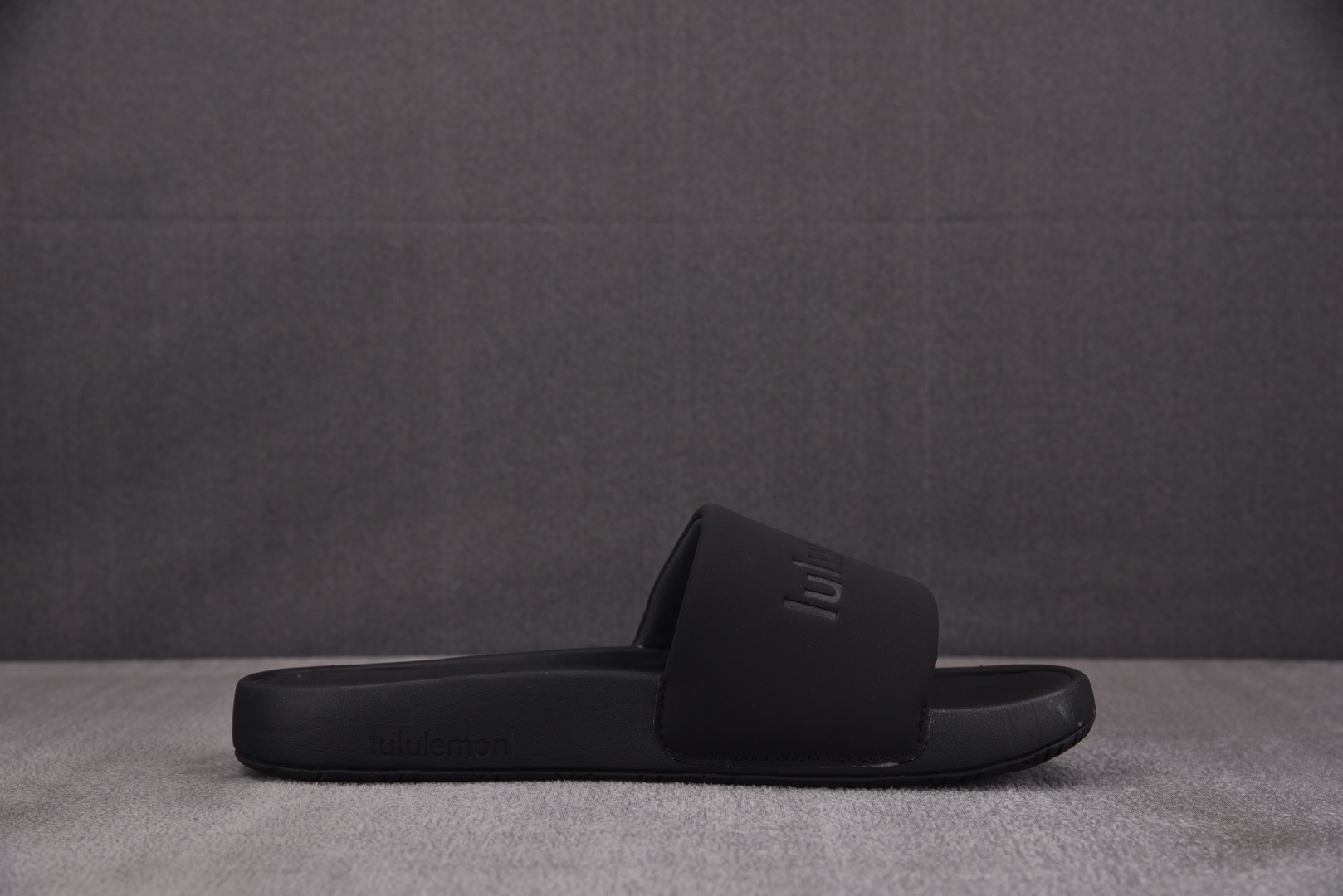 露露 尺码35.5-48

纯原出品-Luluemon Restfeel Slide 黑色 YZ002-
